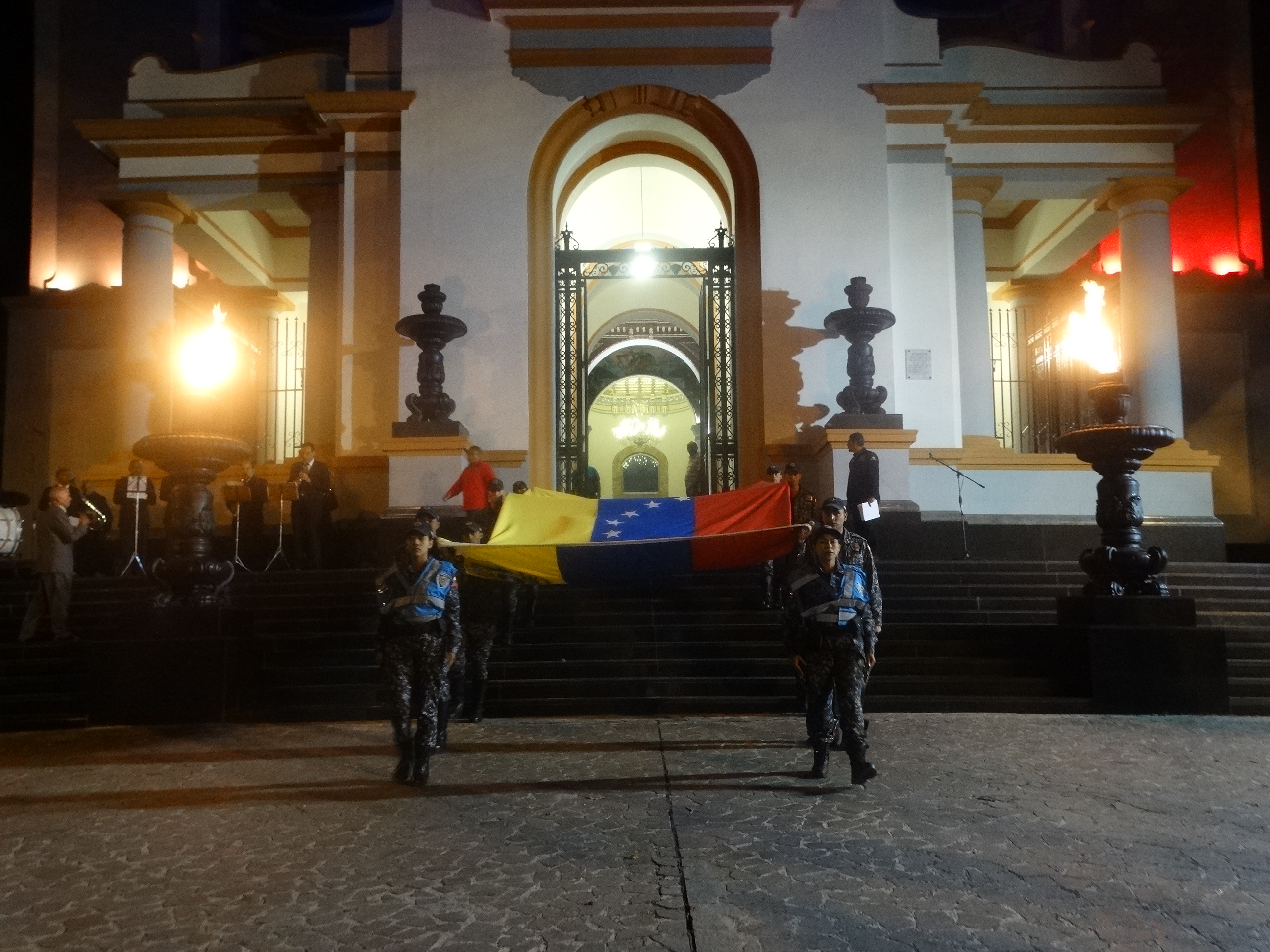 PNB rindió honores al Tricolor Patrio en el Complejo Monumental Foro Libertador (3)