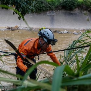 Protección Civil continua realizando labores de medición e inspección al río Guaire (5)