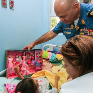 Bomberos entregaron regalos a niños del Hospital J.M de los Ríos (10)