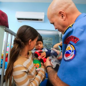 Bomberos entregaron regalos a niños del Hospital J.M de los Ríos (6)