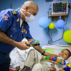 Bomberos entregaron regalos a niños del Hospital J.M de los Ríos (8)
