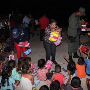 Con velada navideña en Isla de San Carlos niños disfrutaron de entrega de juguetes (8)