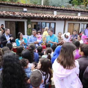 Ministro Nestor Reverol entrega juguetes a los niños de la comunidad de Galipán estado Vargas (1) – copia