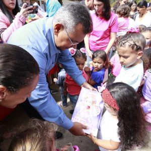 Ministro Nestor Reverol entrega juguetes a los niños de la comunidad de Galipán estado Vargas (10)
