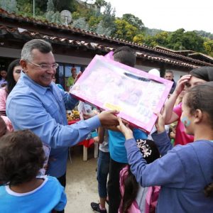 Ministro Nestor Reverol entrega juguetes a los niños de la comunidad de Galipán estado Vargas (13)