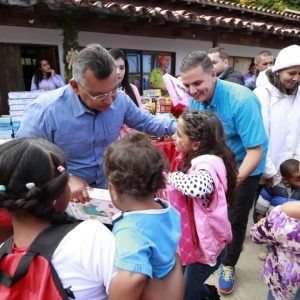 Ministro Nestor Reverol entrega juguetes a los niños de la comunidad de Galipán estado Vargas (2)