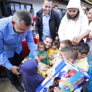 Ministro Nestor Reverol entrega juguetes a los niños de la comunidad de Galipán estado Vargas (20)