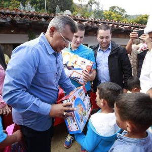 Ministro Nestor Reverol entrega juguetes a los niños de la comunidad de Galipán estado Vargas (21)