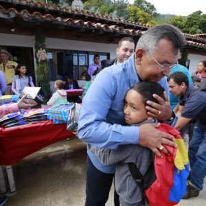 Ministro Nestor Reverol entrega juguetes a los niños de la comunidad de Galipán estado Vargas (24)