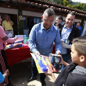 Ministro Nestor Reverol entrega juguetes a los niños de la comunidad de Galipán estado Vargas (28)