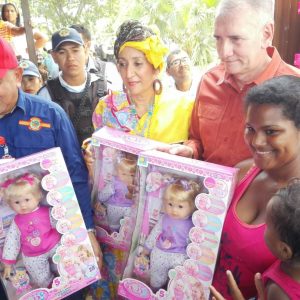 Más de 400 niños y niñas del sector San Jacinto II recibieron regalos navideños (1)