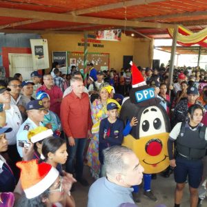 Más de 400 niños y niñas del sector San Jacinto II recibieron regalos navideños (3)