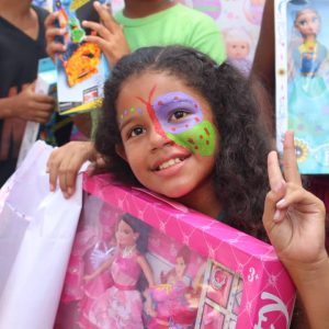 Niñas y niños de Las Clavellinas recibieron juguetes de la mano de la PNB (2)