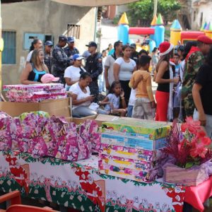 Niñas y niños de Las Clavellinas recibieron juguetes de la mano de la PNB (3)
