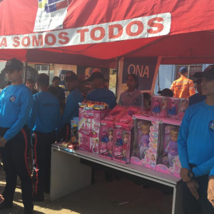 Viceministro Edylberto Molina entregó más de 300 juguetes a niños indígenas Warao (1)