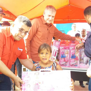 Viceministro Edylberto Molina entregó más de 300 juguetes a niños indígenas Warao (2)