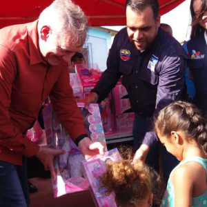 Viceministro Edylberto Molina entregó más de 300 juguetes a niños indígenas Warao (3)