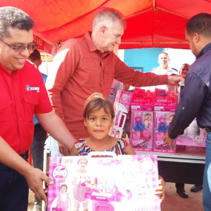 Viceministro Edylberto Molina entregó más de 300 juguetes a niños indígenas Warao (8)