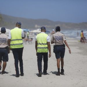 Policía Turística resguarda temporasdistas en playas de Nueva Esparta (18)