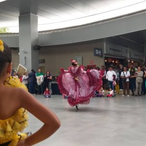 Policía Turística brinda atención integral a visitantes del Teleférico Mukumbarí en Mérida (7)