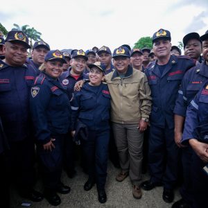 Dotados con uniformes Cuerpos de Bomberos del país (16)