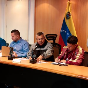 Ministro Néstor Reverol y representantes de la Liga de Baloncesto de Venezuela (2)