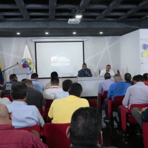 Vicepresidente Sectorial de Obras públicas y Servicios, MG Néstor Luis Reverol en reunión con sector transporte del país (11)