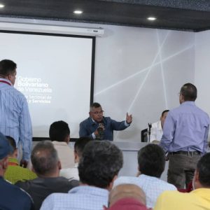 Vicepresidente Sectorial de Obras públicas y Servicios, MG Néstor Luis Reverol en reunión con sector transporte del país (3)