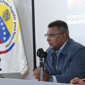 Vicepresidente Sectorial de Obras públicas y Servicios, MG Néstor Luis Reverol en reunión con sector transporte del país (6)