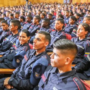 717 nuevos hombres y mujeres se unen al Cuerpo de Bomberos y Bomberas del país (6)