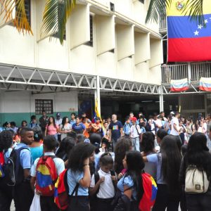 Frente Preventivo entrega kits escolares a más de 600 alumnos de la UEN La Aplicación en La Vega (5)