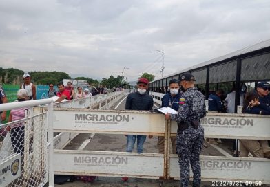 Más de 40 funcionarios de la policía migratoria custodian el puente “Simón Bolívar”