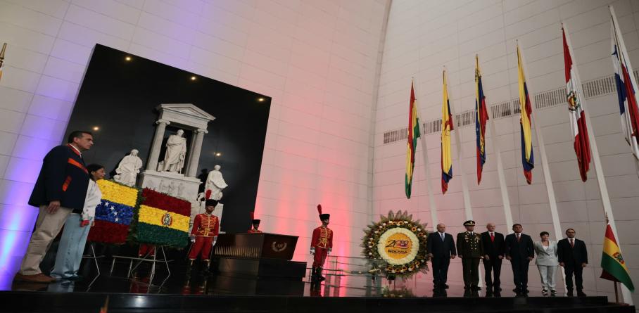RINDEN HOMENAJE AL LIBERTADOR SIMÓN BOLÍVAR CON MOTIVO DEL BICENTENARIO DE BOLIVIA