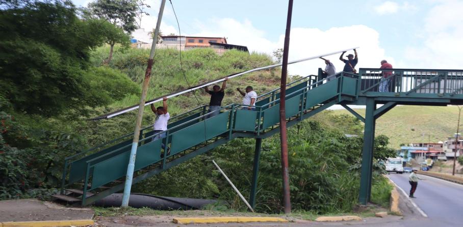 INTT RETIRA ESTRUCTURAS PUBLICITARIAS INSTALADAS EN ESPACIOS PROHIBIDOS DE LA CARRETERA PANAMERICANA