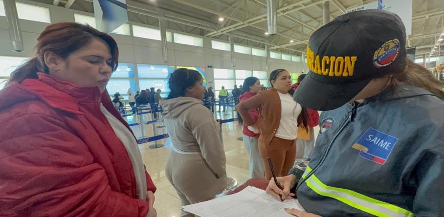 ARRIBAN 298 CONNACIONALES DEPORTADOS DESDE EE.UU. AL AEROPUERTO DE MAIQUETÍA