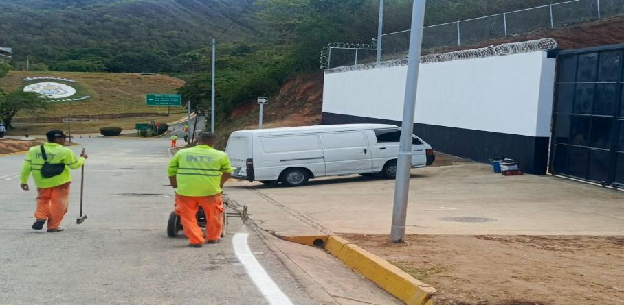 INTT RESTAURA Y DEMARCA VIALIDAD EN FUERTE TIUNA PARA MEJORAR LA SEGURIDAD VIAL