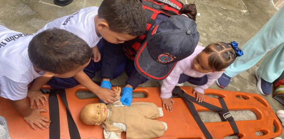 BOMBEROS IMPARTEN TALLERES INSTRUCTIVOS DE PRIMEROS AUXILIOS EN CENTROS EDUCATIVOS