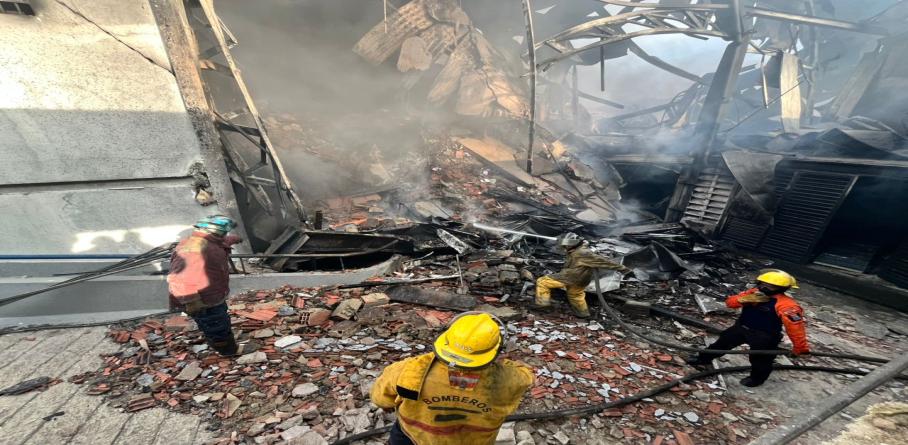 MIRANDA || DGNB CONTROLA INCENDIO DE GRAN MAGNITUD EN LOCAL COMERCIAL EN GUARENAS