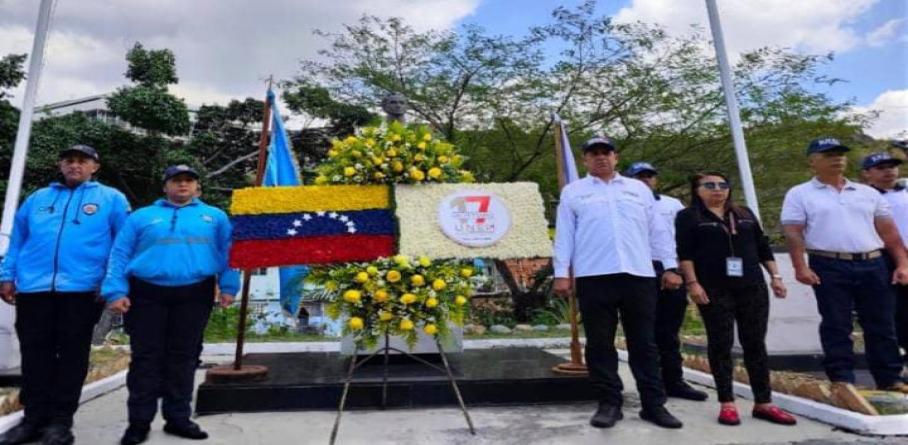 POLICÍA COMUNAL CONMEMORA ANIVERSARIO DE LA UNES CON OFRENDA FLORAL AL LIBERTADOR