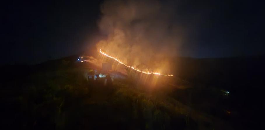 BOMBEROS FORESTALES REALIZAN MANIOBRAS DE COMBATE PARA MITIGAR INCENDIO VEGETAL EN CARACAS
