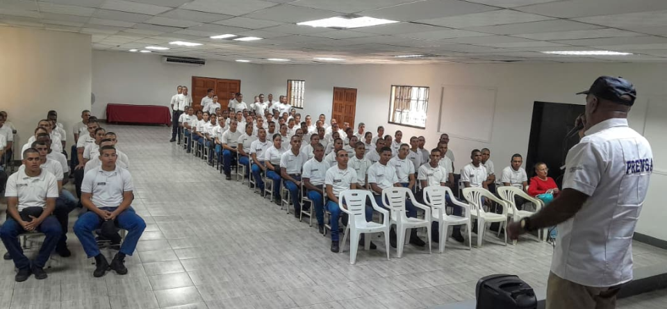 UNES IMPULSA TALLER SOBRE EL BUEN USO DE REDES SOCIALES Y DEFENSAS DE GRADO EN CARACAS