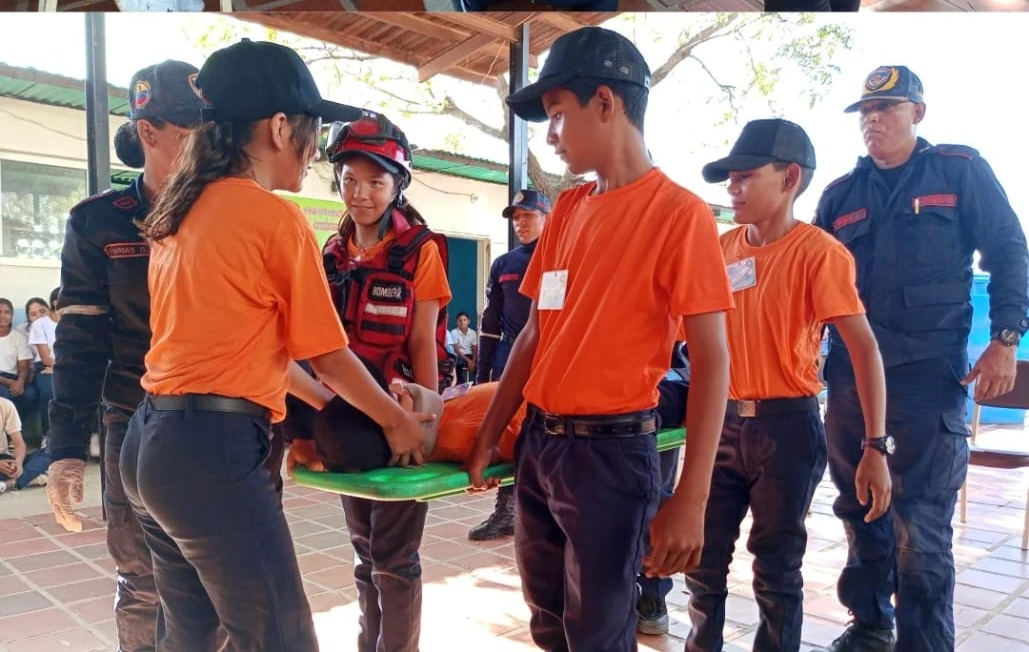 FOTOGRAFÍA DE BOMBEROS DE FALCÓN JURAMENTAN NUEVA BRIGADA EN GESTIÓN DE RIESGO EN EL MUNICIPIO MIRANDA