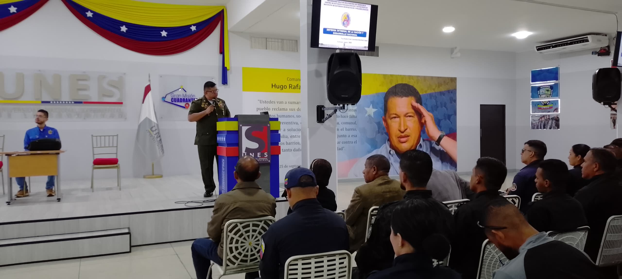FOTOGRAFÍA DE UNES: DIPLOMADO PROFUNDIZA EN LOS PRINCIPIOS DE SEGURIDAD Y DESARROLLO NACIONAL