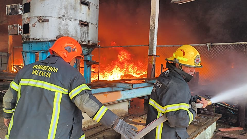 Imagen de SISTEMA NACIONAL DE GESTIÓN DE RIESGOS CONTROLA INCENDIO EN INDUSTRIA DE VALENCIA