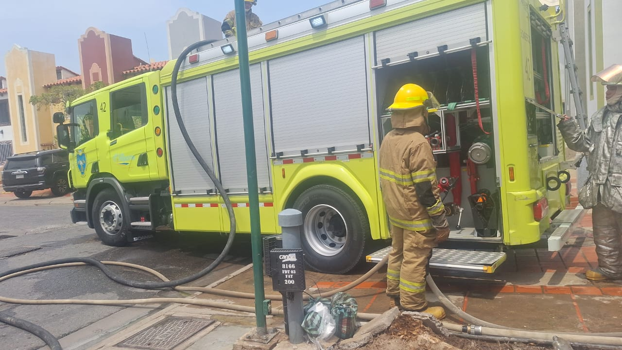 Imagen de BOMBEROS CONTROLAN INCENDIO EN EMBARCACIÓN EN EL ESTADO ANZOÁTEGUI