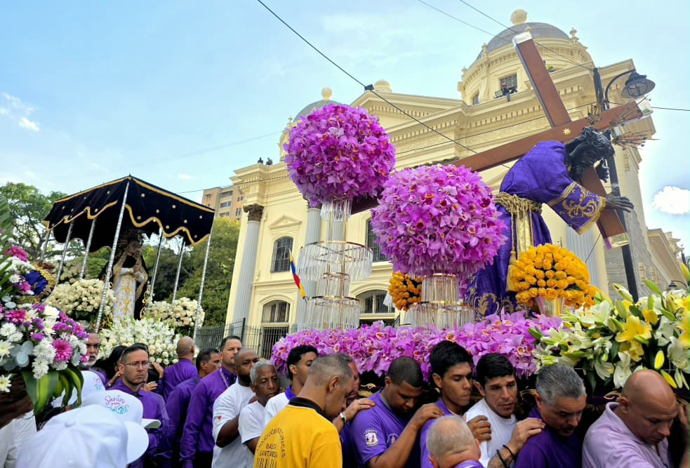 DEVOTOS RINDEN CULTO AL NAZARENO DE SAN PABLO EN LA PLAZA DIEGO IBARRA