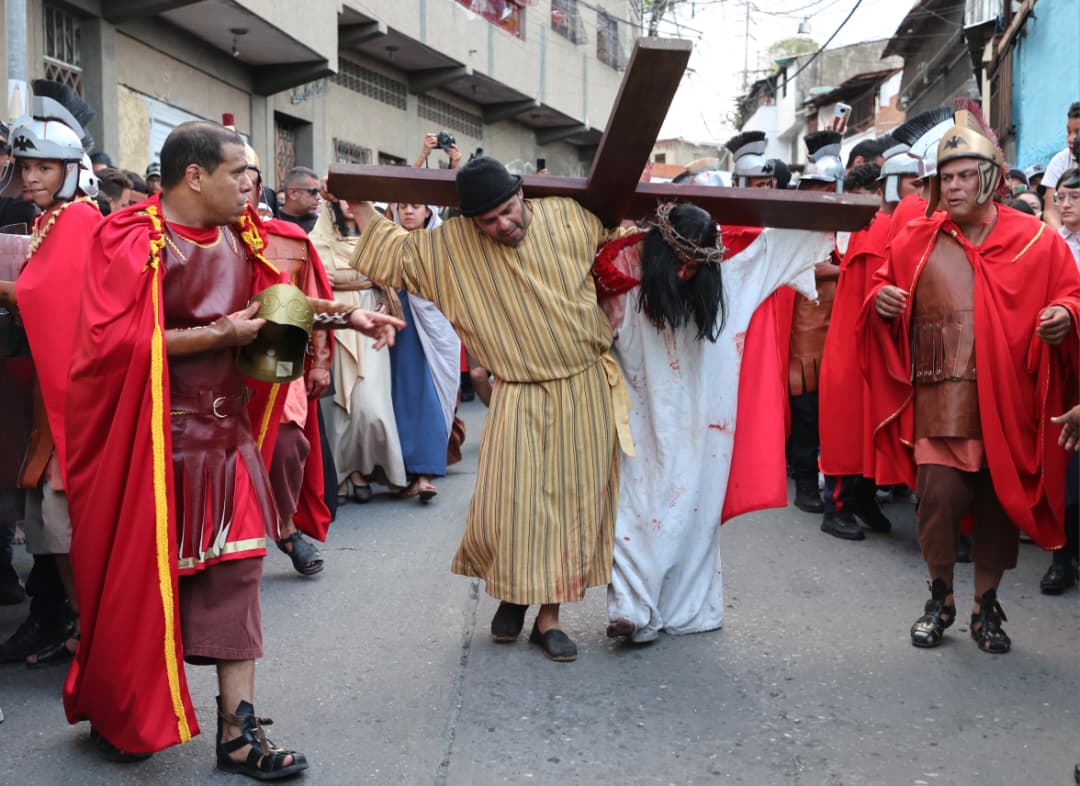 DESPLIEGUE DE SEGURIDAD Y FE ACOMPAÑAN LA HISTÓRICA REPRESENTACIÓN DEL VIACRUCIS EN PETARE
