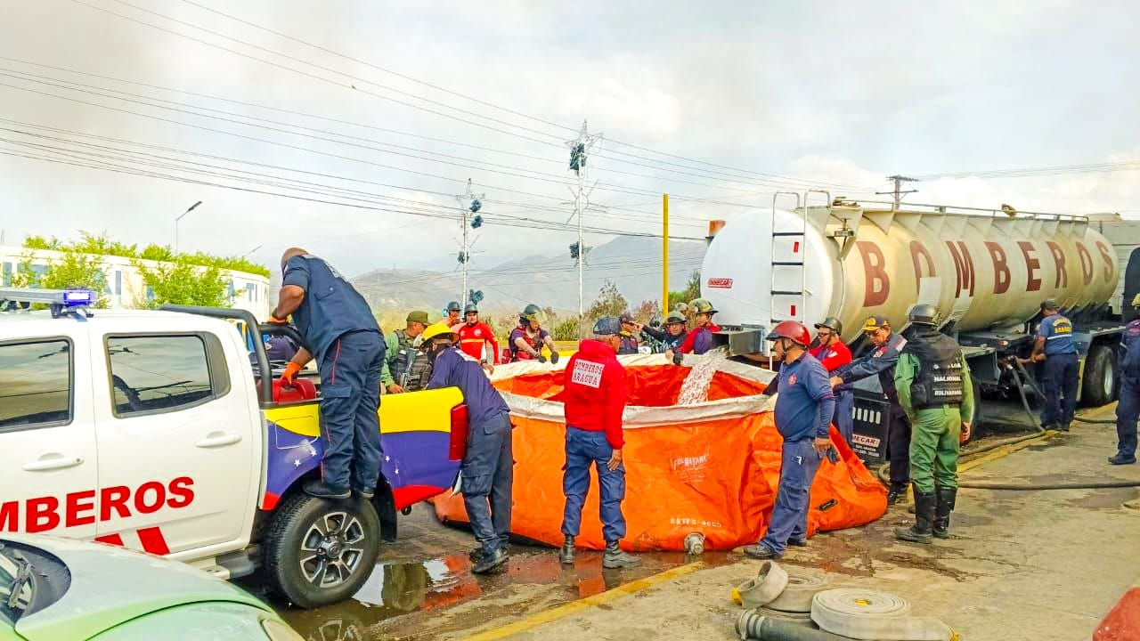 BOMBEROS DE ARAGUA CONTROLAN INCENDIO EN RECICLADORA Y ATIENDEN REINICIO DEL SINIESTRO EN MARACAY