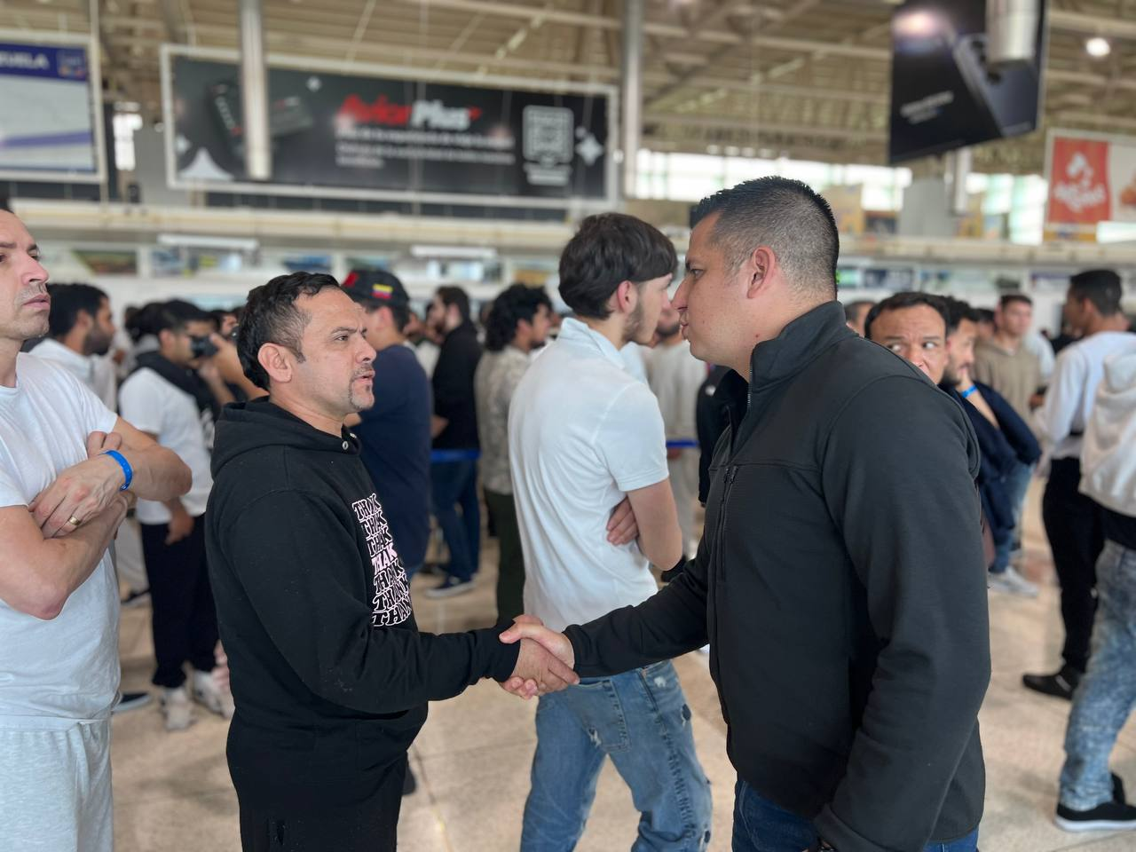 Imagen de MÁS DE 310 MIGRANTES VENEZOLANOS REGRESAN AL PAÍS EN EL VUELO 133 DE LA GRAN MISIÓN VUELTA A LA PATRIA