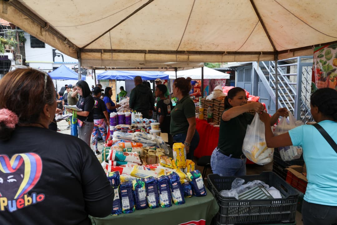 AUTORIDADES DESPLIEGAN JORNADA DE ATENCIÓN DIRECTA EN PETARE PARA LOS SECTORES POPULARES